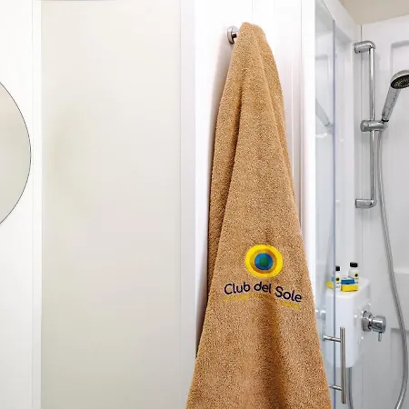 مكان تخييم Club Del Sole Pini Boutique 4*